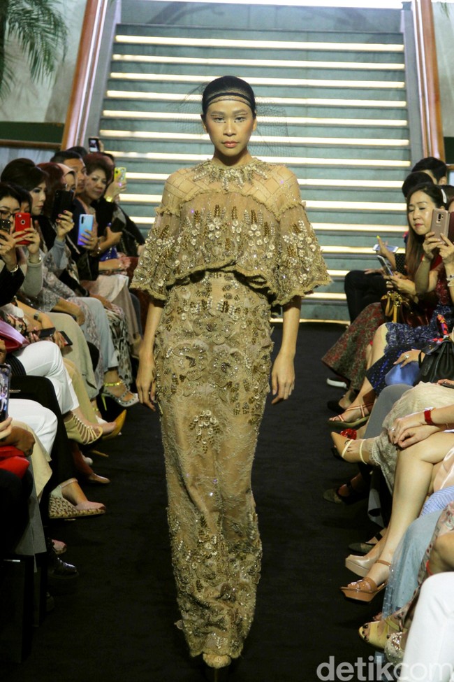 Priyo Oktaviano memamerkan koleksi baju lebaran semi couturenya dengan sentuhan romantis dan feminin dalam acara Ramadhan In Style di Lamoda, Plaza Indonesia, Jakarta, Rabu [15/05/2019]. Foto: Mohammad Abduh/Wolipop