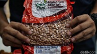 Mereka mengecek kelayakan hingga masa kadaluwarsa makanan dan minuman.