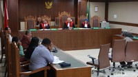 Rocky Marbun memberikan keterangannya.