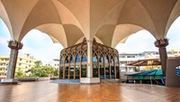 Masjid Islamic Center di Bangkok ini berdiri atas lahan seluar 16.976 meter persegi dan dapat menampung hingga 3 ribu jemaah dalam satu sesi ibadah. Selain memiliki fungsi utama sebagai tempat ibadah, sejumlah kegiatan lain, seperti pendidikan, sosial dan budaya masyarakat kerapkali diadakan di masjid tersebut. Dok. www.halallivingthailand.com.