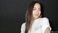Namun Dewi masih belum mau untuk buru-buru menikah, karena baginya tak penting. Pool/Ismail/detikFoto.