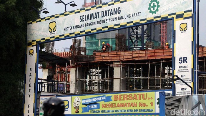 Progres Pembangunan TOD Tanjung Barat

Pekerja melakukan pengerjaan konstruksi proyek pembangunan hunian berbentuk rumah susun terintegrasi dengan sarana transportasi atauTransit Oriented Development (TOD) di Tanjung Barat, Jakarta Selatan, Kamis (16/5/2019). Pembangunan Rusun TOD tersebut ditargetkan rampung pada tahun 2021. Grandyos Zafna/detikcom