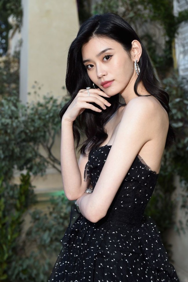 Ming Xi lahir di Shanghai 30 tahun yang lalu. Ia menjadi model setelah menyelesaiknya sekolah fashion dan akting di Donghua University, China. Foto: Getty Images