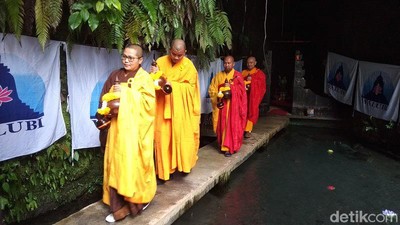 Pengambilan Air Berkah Awali Waisak di Temanggung