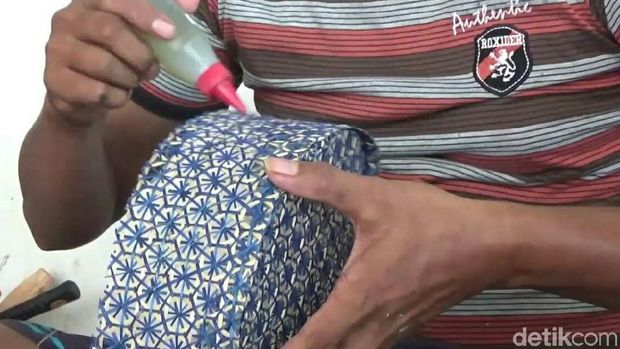 Proses merekatkan dengan lem/