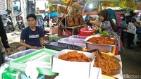Ada juga penjual ayam goreng kremes. Salah satu pedagang lama Bazaar Takjil Ramadhan (Randy/detikcom)