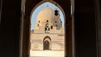 Tidak dikenakan tiket masuk untuk masuk ke masjid Ibn Thoulun dan naik ke menaranya. Karena masjid memang masih digunakan untuk salat. Hanya memberi tip untuk penjaga masjid yang juga menjaga penitipan sandal dan sepatu. (iStock)