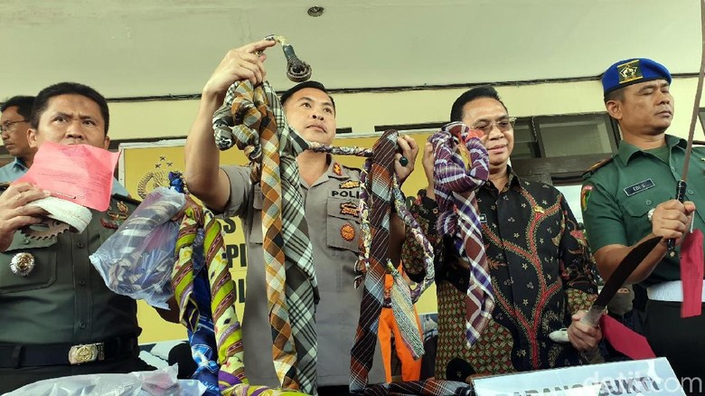 Bertemu di Darat, Perang Sarung di Sukabumi Janjian via Medsos Bertemu di Darat, Perang Sarung di Sukabumi Janjian via Medsos