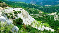 Jika ditelusuri arti dari Hierve el Agua adalah Frozen Waterfall alias air terjun yang membeku. Namun faktanya bukanlah air terjun yang membeku, cuma mirip saja. (iStock)