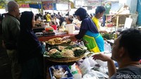 Kalau mau cari yang khas Jawa, tersedia juga menu pecel serta tempe mendoan. Pasar ini buka dari siang sampai maghrib (Randy/detikcom)
