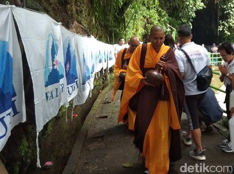Awali Waisak, Para Bhikku Ambil Air Berkah di Mata Air Temanggung