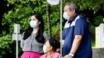 Potret Bu Ani Diajak Jalan-jalan SBY Keluar Kamar RS