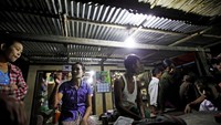 Upaya terakhir mengusir gajah, sebuah kamp pelatihan militer terdekat memberi penduduk desa beberapa bom kilat. Itu digunakan ketika keadaan benar-benar di luar kendali (Minzayar/Reuters)
