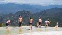 Ada juga kolam buatan yang sangat dekat dengan pinggir tebing. Kandungan mineral yang tinggi menyebabkan airnya memiliki efek penyembuh. (iStock)