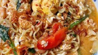 Mie instan yang diaduk dengan telur kocok bikin kuah mie instan jadi keruh, sekaligus gurih. Ditambah tomat dan sawi makin enak. Foto : Instagram @djournalfood