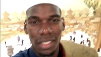 Mengenakan peci putih, baju koko dan sajadah di pundak, Paul Pogba tak bisa menjelaskan perasaan di dalam hatinya. Tak lupa dia mendoakan agar yang belum pernah berkunjung ke Tanah Suci diberi kesempatan ke sini satu saat nanti. (Instagram/@paulpogba)