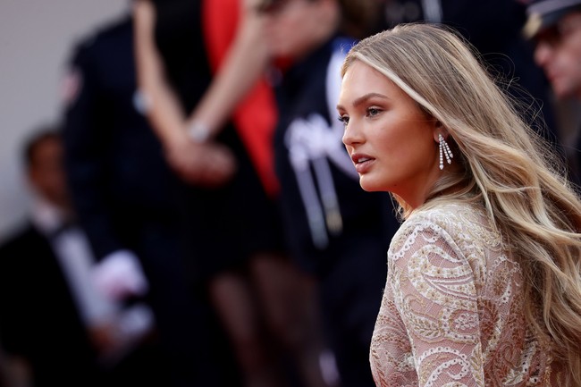 Untuk menyempurnakan gayanya, model asal Denmark ini dengan perhiasan berlian yang memukau dari Chopard berikut sandal heels berwarna emas keluaran Aquazzura. (Foto: Getty Images)