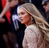 Untuk menyempurnakan gayanya, model asal Denmark ini dengan perhiasan berlian yang memukau dari Chopard berikut sandal heels berwarna emas keluaran Aquazzura. (Foto: Getty Images)