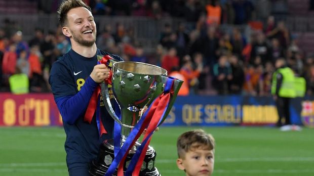 Nasib Ivan Rakitic mulai tidak jelas di Barcelona.