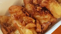 Pisang goreng renyah dengan taburan kremesan dan gula aren punya rasa manis yang bikin nagih. Foto: Instagram@pianggorengceria
