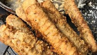Siapa yang mau buka puasa dengan pisang goreng berukuran besar ini? Foto: Instagram@houng