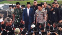 Presiden Jokowi didampingi Panglima TNI Marsekal Hadi Tjahjanto dan Kapolri Jenderal Tito Karnavian berjalan ke panggung utama. Antara Foto/Akbar Nugroho Gumay.