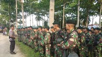 Saat ini sebanyak 490 personel TNI-Polri siaga di sekitar lapas. Mereka menjaga pintu-pintu lapas untuk mencegah jika ada napi yang berusaha melarikan diri. (Foto: Istimewa)