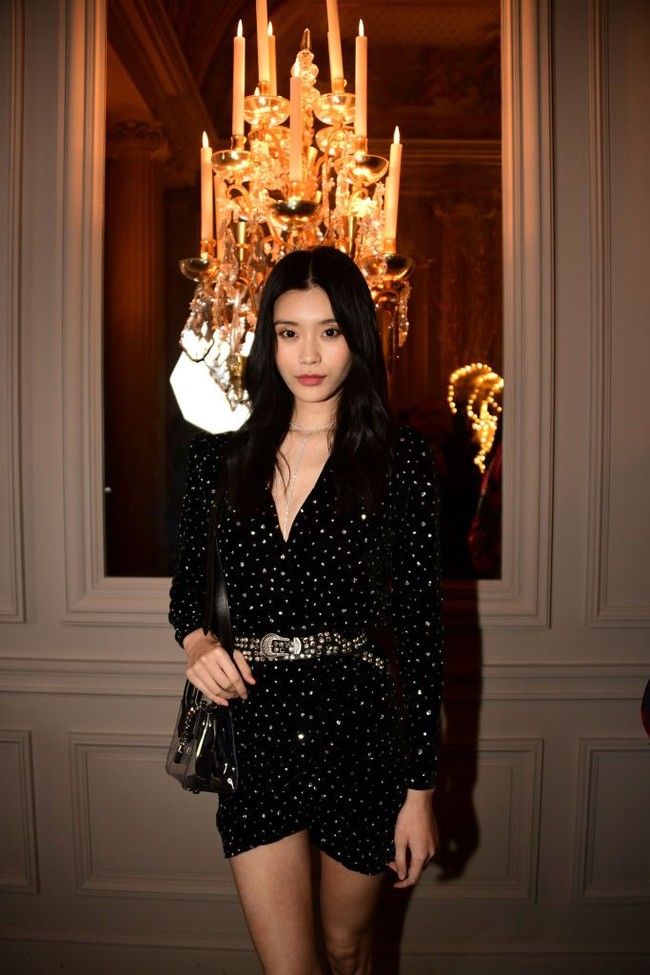 Ming Xi adalah sahabat dari kakak Mario Ho, yaitu Sabrina Ho. Keduanya berkenalan berkat Sabrina. Xi dan Mario jatuh cinta ketika menjadi bintang realiti China Mr Left Mr Right. Foto: Getty Images