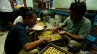 Pesanan kue kering tersebut untuk sajian Hari Raya Idul Fitri.