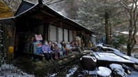 Yang kamu lihat itu bukanlah manusia yang sedang ramai duduk bercengkrama. itu adalah boneka manusia yang disusun sedemikian rupa. (AFP/Kazuhiro Nogi)