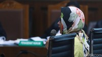 Karen didakwa melawan hukum dalam investasi Pertamina sehingga menyebabkan kerugian keuangan negara sebesar Rp 568 miliar.