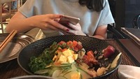 Kalau kata Pijeh, ini adalah ritualnya sebelum makan. Yap! Pastinya foto dulu makanan yang kece sebelum menikmatinya. Foto: Instagram laissti