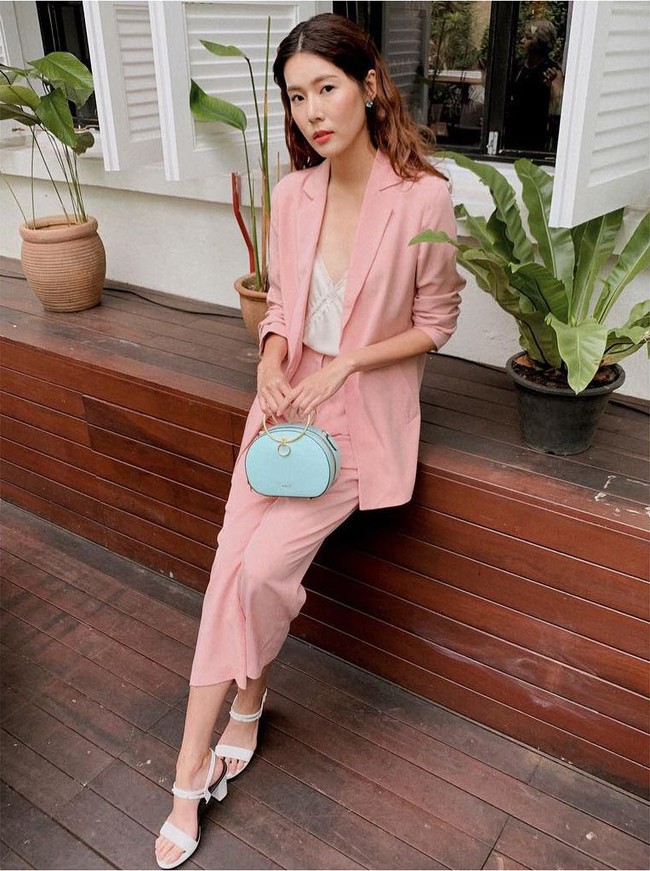 Setelah percakapan pribadi mereka yang sungguh intim ini tersebar, Carrie Wong meminta maaf pada semua pihak, khususnya kekasihnya dan Lawrence Wong. Ian dan aku sudah berteman bertahun-tahun dan kami terkadang tidak menyaring atau mempertimbangkan lagi kata-kata yang kami gunakan. Bahasa tidak pantas yang kami gunakan dalam obrolan kami sudah membuat semua orang jadi khawatir dan tersakiti. Aku menyesal, ujarnya. Foto: Instagram