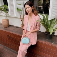 Setelah percakapan pribadi mereka yang sungguh intim ini tersebar, Carrie Wong meminta maaf pada semua pihak, khususnya kekasihnya dan Lawrence Wong. Ian dan aku sudah berteman bertahun-tahun dan kami terkadang tidak menyaring atau mempertimbangkan lagi kata-kata yang kami gunakan. Bahasa tidak pantas yang kami gunakan dalam obrolan kami sudah membuat semua orang jadi khawatir dan tersakiti. Aku menyesal, ujarnya. Foto: Instagram