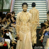 Priyo Oktaviano memamerkan koleksi baju lebaran semi couturenya dengan sentuhan romantis dan feminin dalam acara Ramadhan In Style di Lamoda, Plaza Indonesia, Jakarta, Rabu [15/05/2019]. Foto: Mohammad Abduh/Wolipop