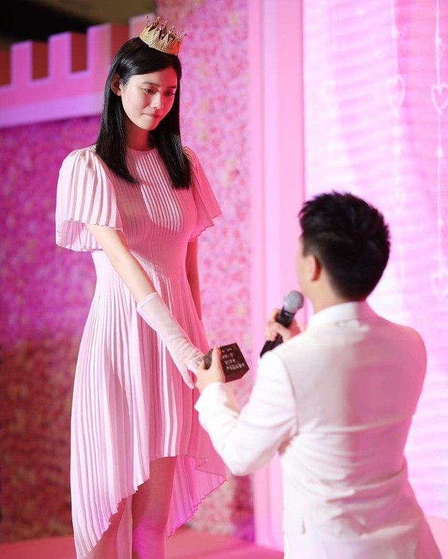 Setelah pacaran selama kurang lebih dua tahun, Mario Ho melamar Ming Xi dengan cara romantis dan mewah. Dia menyewa tiga lantai LAvenue Mall di Shanghai, yang sebenarnya dimiliki oleh ibunya. Mal tersebut dihiasi 99.999 mawar. Pria tersebut juga mengundang 1.000 teman dan keluarga. Foto: dok. Instagram @momomarioho