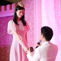 Setelah pacaran selama kurang lebih dua tahun, Mario Ho melamar Ming Xi dengan cara romantis dan mewah. Dia menyewa tiga lantai LAvenue Mall di Shanghai, yang sebenarnya dimiliki oleh ibunya. Mal tersebut dihiasi 99.999 mawar. Pria tersebut juga mengundang 1.000 teman dan keluarga. Foto: dok. Instagram @momomarioho