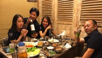 Wanita berkulit putih ini sebelumnya juga  bekerja di perusahaan televisi swasta. Saat makan bareng teman-temannya, Pijeh kok seru sendiri hihi. Foto: Instagram laissti