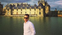 Saat di Paris, dia mengabadikan momennya di Chateau de Chantilly. (dhaniwirianata/Instagram)