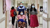Jadi hari ini pertama kalinya sejak 3 bulan di dalam kamar, memo boleh keluar jalan-jalan sebentar sama dokter, kata Annisa Pohan, menantu Ani, seperti di Instagram story-nya, Kamis (16/5/2019).