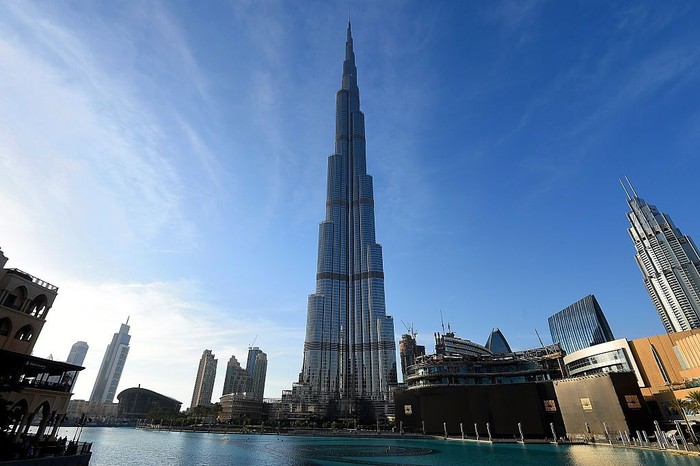 Pernah mengunjungi Burj Khalifa di Dubai? Ada fakta unik saat berpuasa di bangunan tertinggi di dunia itu. Waktu puasa di sana berbeda tiap lantainya. Kok bisa?