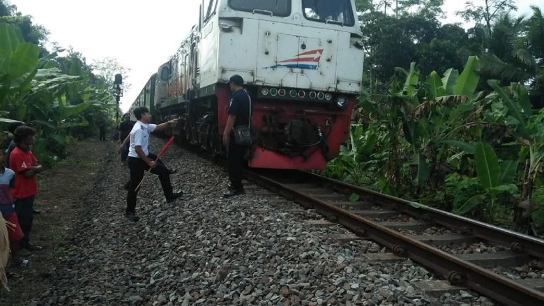 KA Mutiara Selatan Mogok Hampir 4 Jam di Manonjaya Tasikmalaya KA Mutiara Selatan Mogok Hampir 4 Jam di Manonjaya Tasikmalaya