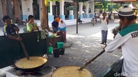 Setiap sore selama bulan Ramadhan warga sekitar dan jemaah Masjid Astana selalu berbuka puasa dengan bubur suro.