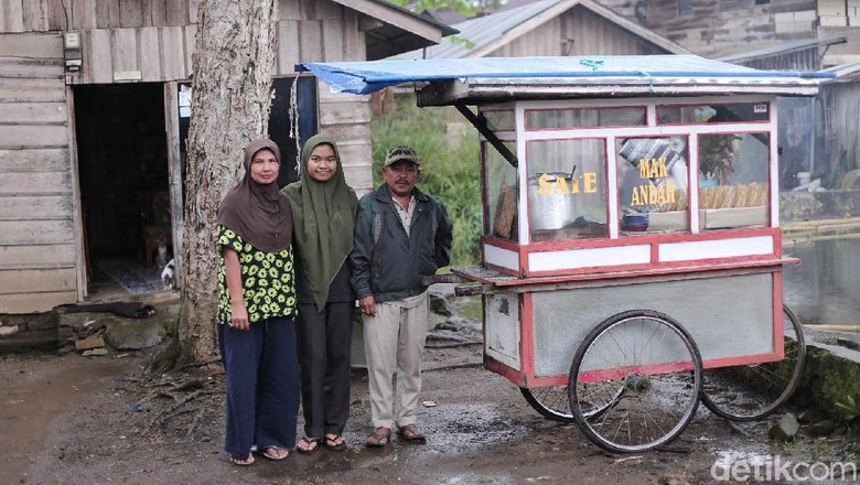Ini Roza, Anak Penjual Sate yang Kuliah Gratis di UGM Ini Roza, Anak Penjual Sate yang Kuliah Gratis di UGM