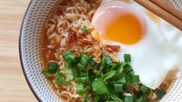 Paling minim tapi palong komplet, mie intan kuah plus telur dan sayur. Ada asupan protein dari telur juga vitamin dan mineral dari sayuran. Foto : Instagram @just.randomizer
