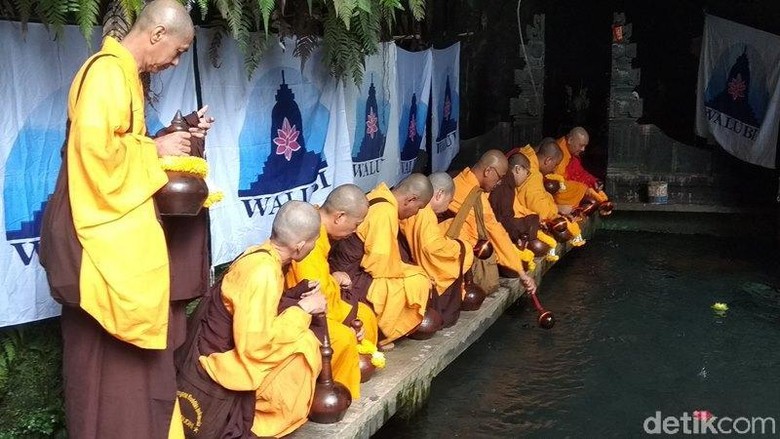 Awali Waisak, Para Bhikku Ambil Air Berkah di Mata Air Temanggung Awali Waisak, Para Bhikku Ambil Air Berkah di Mata Air Temanggung
