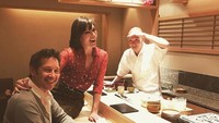 Meski jarang terlihat, Milla aktif di media sosial Instagram. Istri dari sutradara Paul W.S. Anderson itu kerap masak bersama kedua putrinya. Foto: Instagram millajovovich