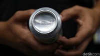 Petugas menemukan minuman yang telah kadaluwarsa.