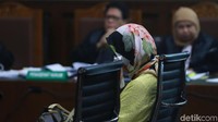 Tangis Karen berlangsung sekitar 3 menit. Ia bahkan terlihat menyeka air matanya dengan tisu.