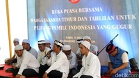 Mereka berdoa di sela-sela acara buka puasa bersama di kawasan Pulogadung, Jakarta Timur.